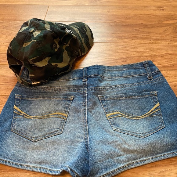 SO Women’s Denim Shorts - Picture 3 of 3